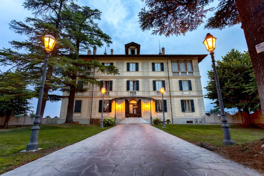 una casa grande con 2 luces en la entrada en Hotel Villa La Bollina en Serravalle Scrivia