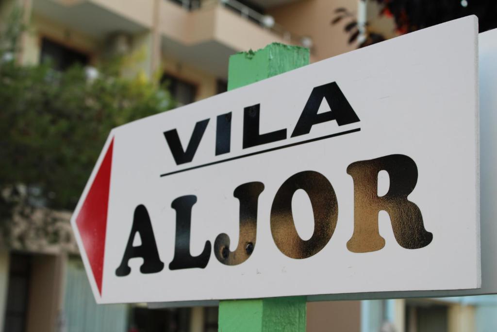 ein Schild für eine Villa albuquerque in der Unterkunft Hotel Villa Aljor in Golem