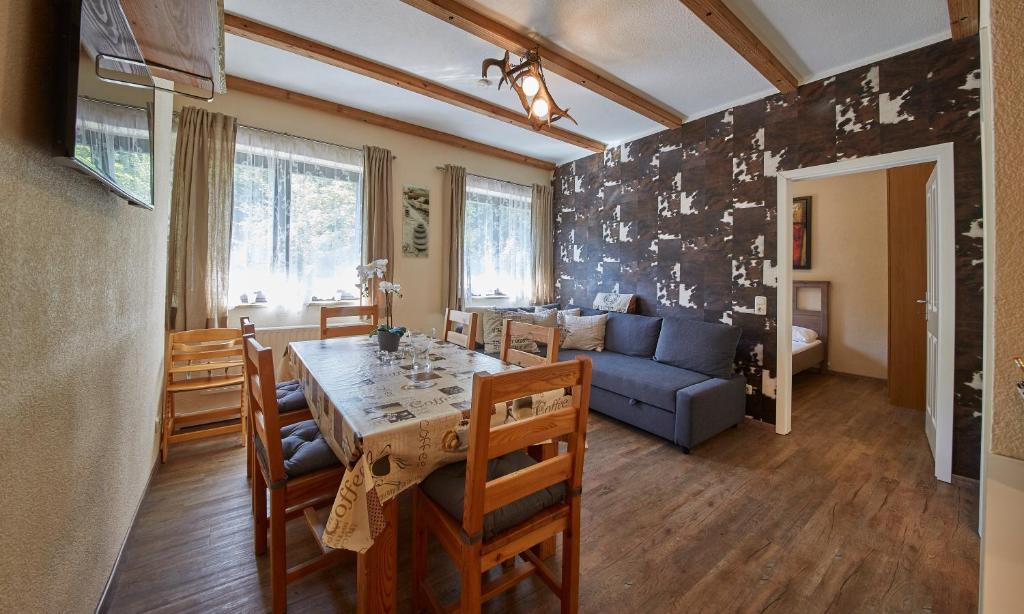 salon ze stołem i kanapą w obiekcie Appartement Riverside w Saalbach Hinterglemm