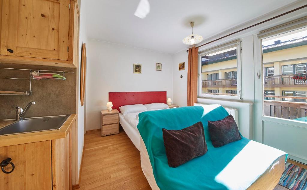 um pequeno quarto com uma cama e um lavatório em Appartement Schattberg em Saalbach Hinterglemm