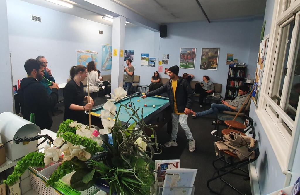 Surf 'N' Snow Backpackers Across Sky Tower - Resim 18