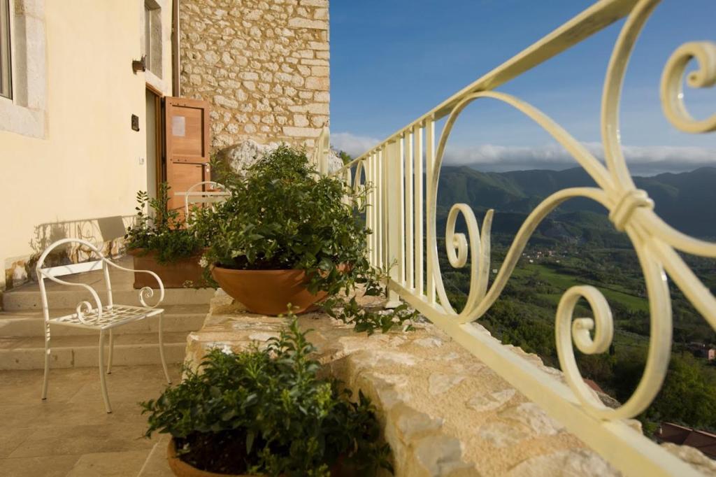 een balkon met stoelen en uitzicht op de bergen bij Albergo Diffuso Sotto Le Stelle in Picinisco