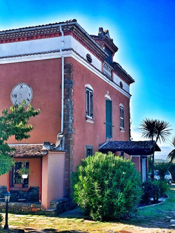 ein Gebäude mit einer Uhr an der Seite in der Unterkunft DIMORA MARELLA Patrica - Frosinone in Patrica