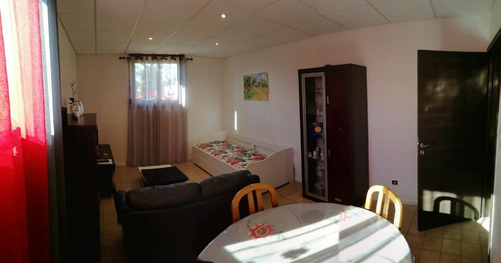 ein Wohnzimmer mit einem Sofa und einem Tisch in der Unterkunft Gîte du Burkendal in Aumetz