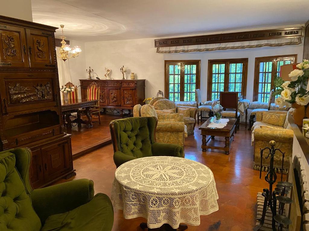 a living room filled with furniture and a table at Chalet 300m con 1000m parcela privada a 5min de Puy Du Fou in Argés