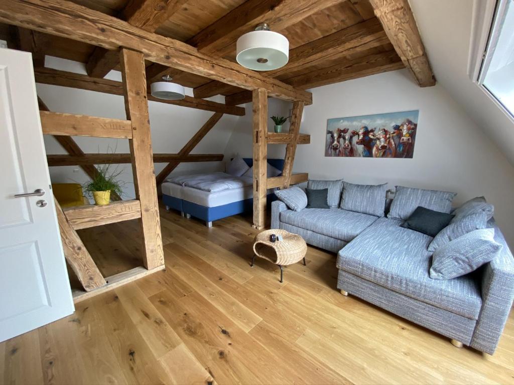 Traumhaft wohnen im Haus Blum في هيربلتسهايم: غرفة معيشة مع أريكة وسرير