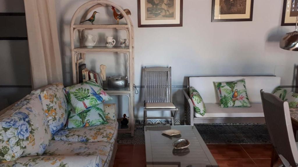 A seating area at la casita de invitados