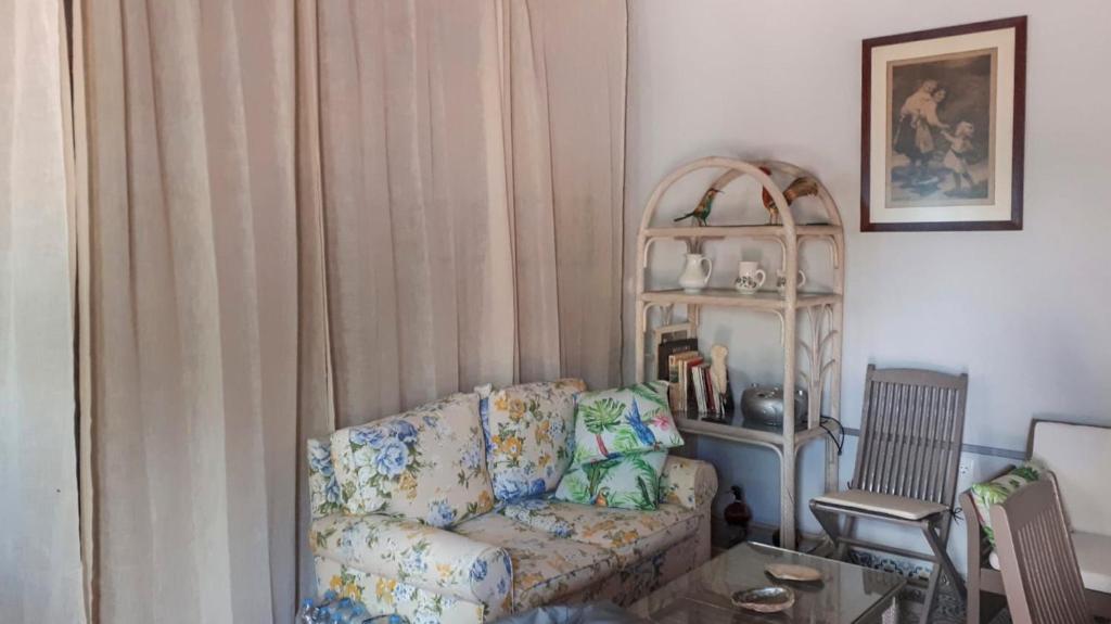 A seating area at la casita de invitados
