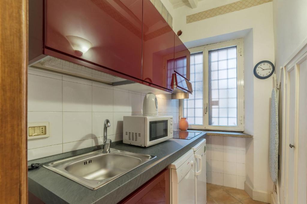 Kuchyňa alebo kuchynka v ubytovaní Fontanella Borghese Apartment - FromHometoRome
