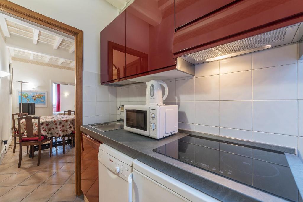 Kuchyňa alebo kuchynka v ubytovaní Fontanella Borghese Apartment - FromHometoRome
