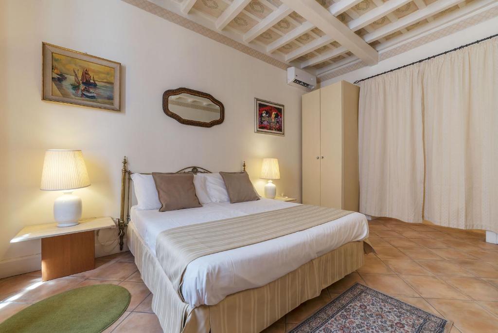 Posteľ alebo postele v izbe v ubytovaní Fontanella Borghese Apartment - FromHometoRome