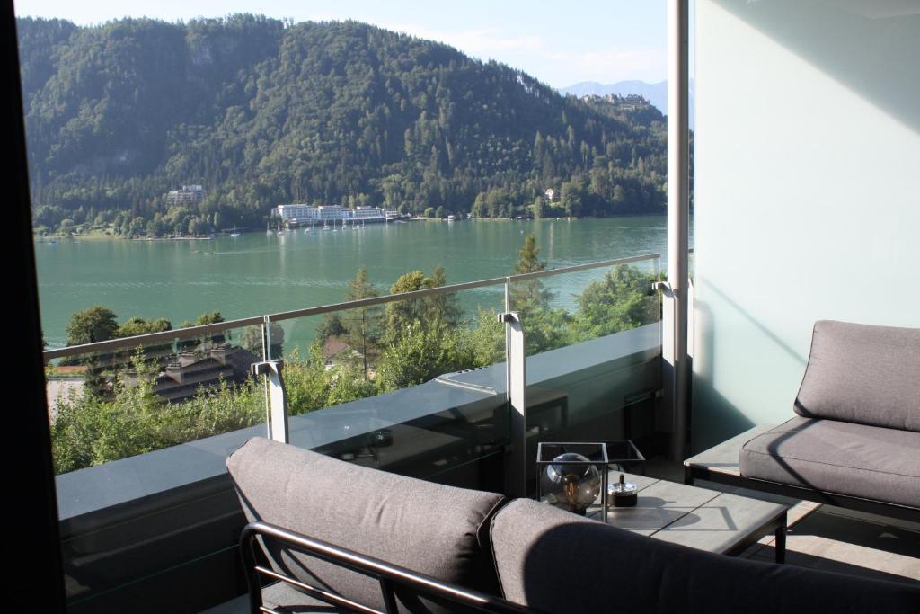 a balcony with a view of a lake and mountains at Top 20 Alpe Maritima - Ferienapartment Alps & Lake in Annenheim