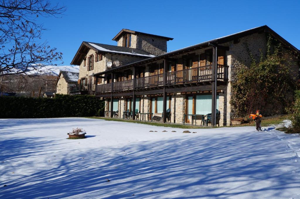 uma casa grande na neve em frente em Torre Gelbert em Puigcerdà