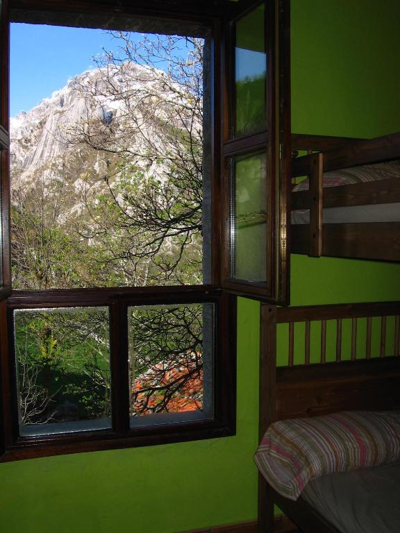 Nespecifikovaný výhled na hory nebo výhled na hory při pohledu z hostelu