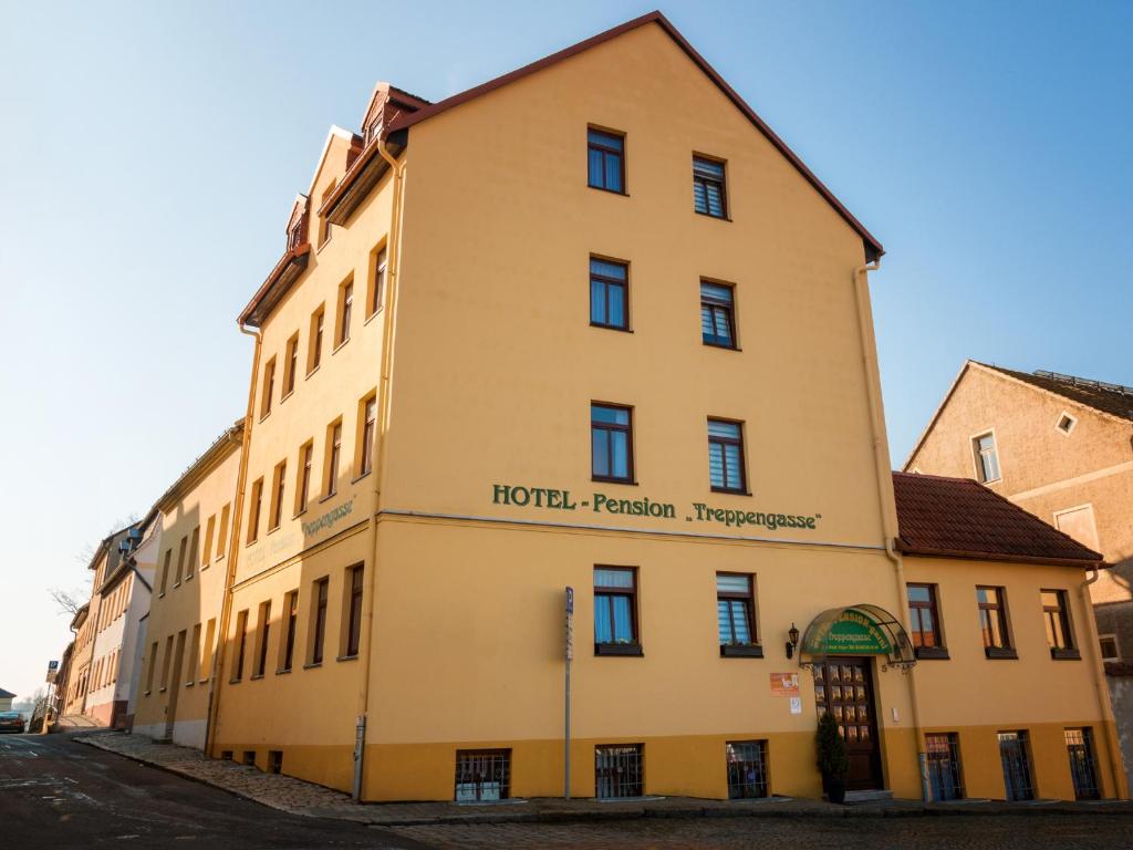 a building in the middle of a street at Hotel Pension Treppengasse Nr. 5 in Altenburg