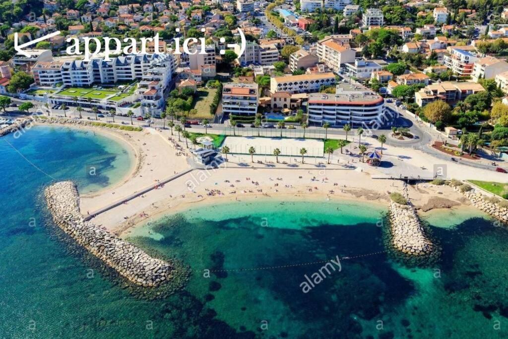 widok na plażę w mieście w obiekcie Appart hôtel plage des capucins w mieście La Ciotat