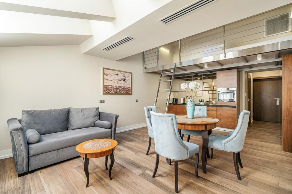 Aparthotel Best Views - Luxury One-Bedroom Apartment With Mezzanine