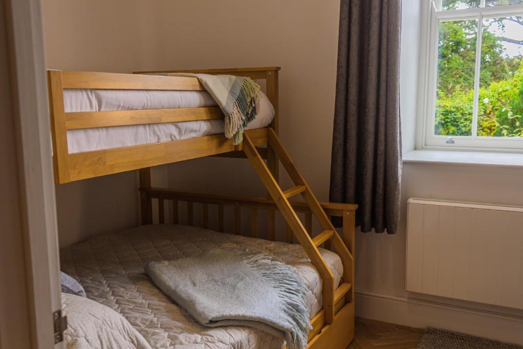 מיטה או מיטות קומותיים בחדר ב-The Old Sunday School