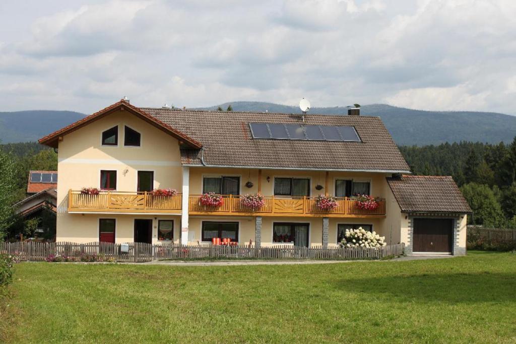 una casa con paneles solares encima en Gästehaus Schreiner, en Sankt Oswald