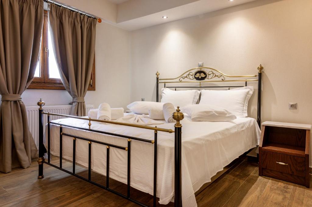 Postel nebo postele na pokoji v ubytování Arxontariki Suites