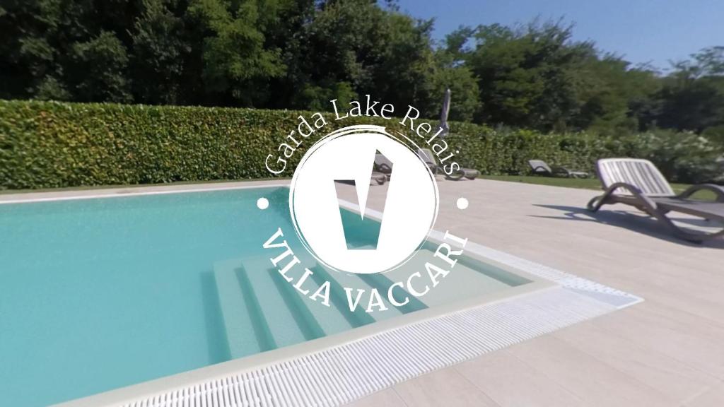 una señal para una piscina en un patio en Villa Vaccari Garda, en Garda