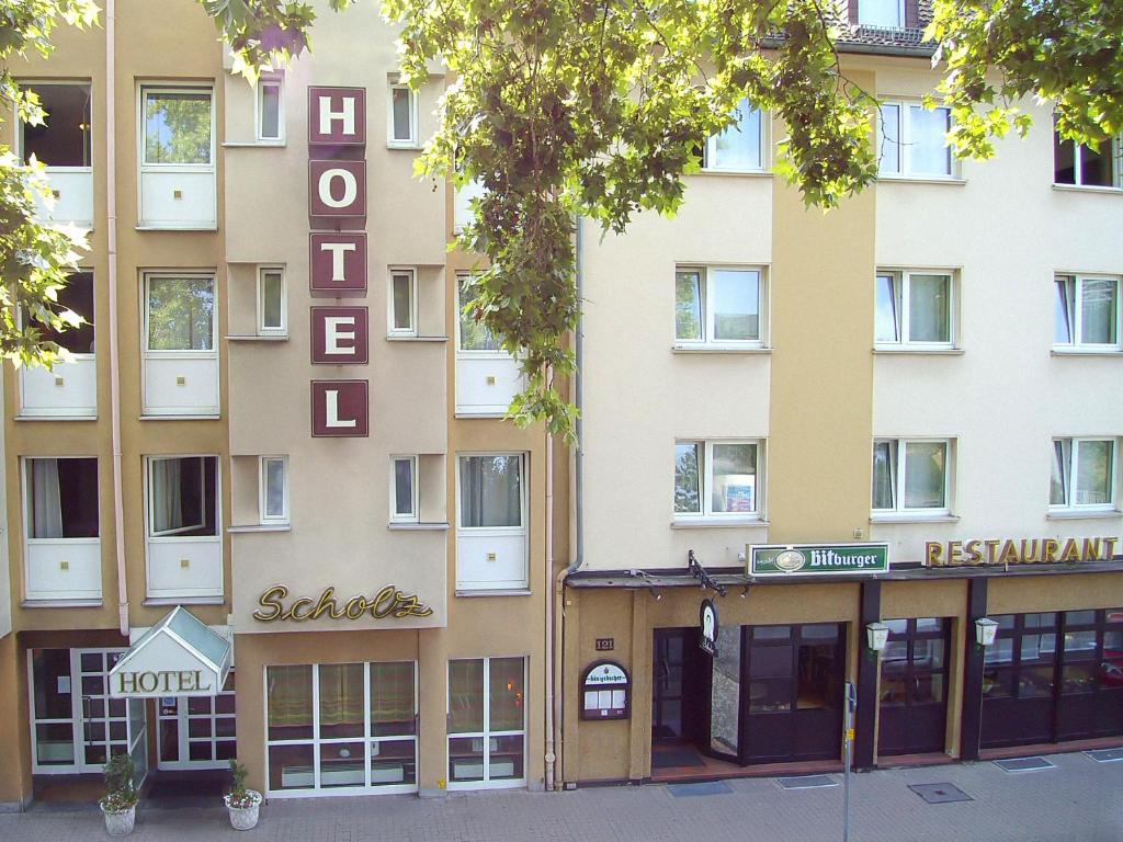 ein Gebäude mit einem Schild, das Theorien-Hotel liest in der Unterkunft Hotel Scholz in Koblenz