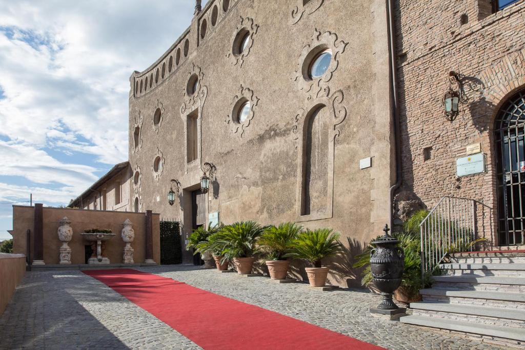 alfombra roja en el lateral de un edificio en Il Monastero Collection en Roma