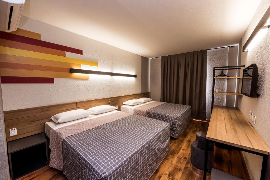 um quarto de hotel com duas camas num quarto em Hotel 10 Balsas em Balsas