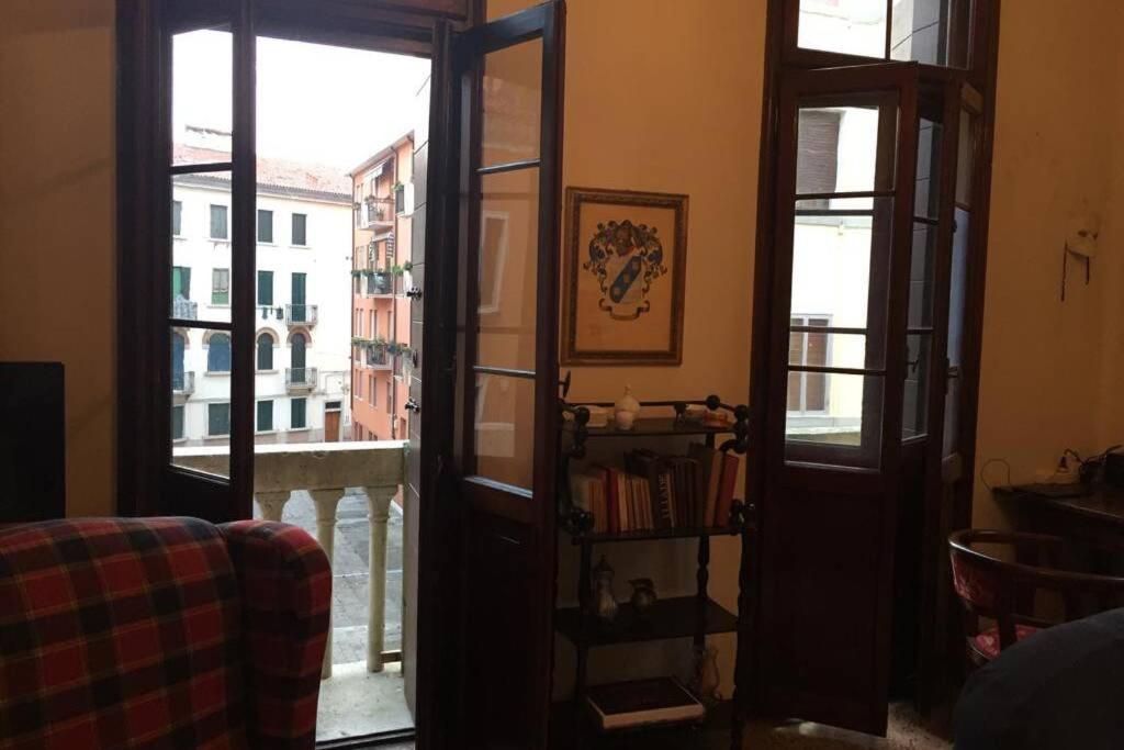 Drzwi otwarte do pokoju z widokiem na budynek w obiekcie A Casa di Claudia w Wenecji