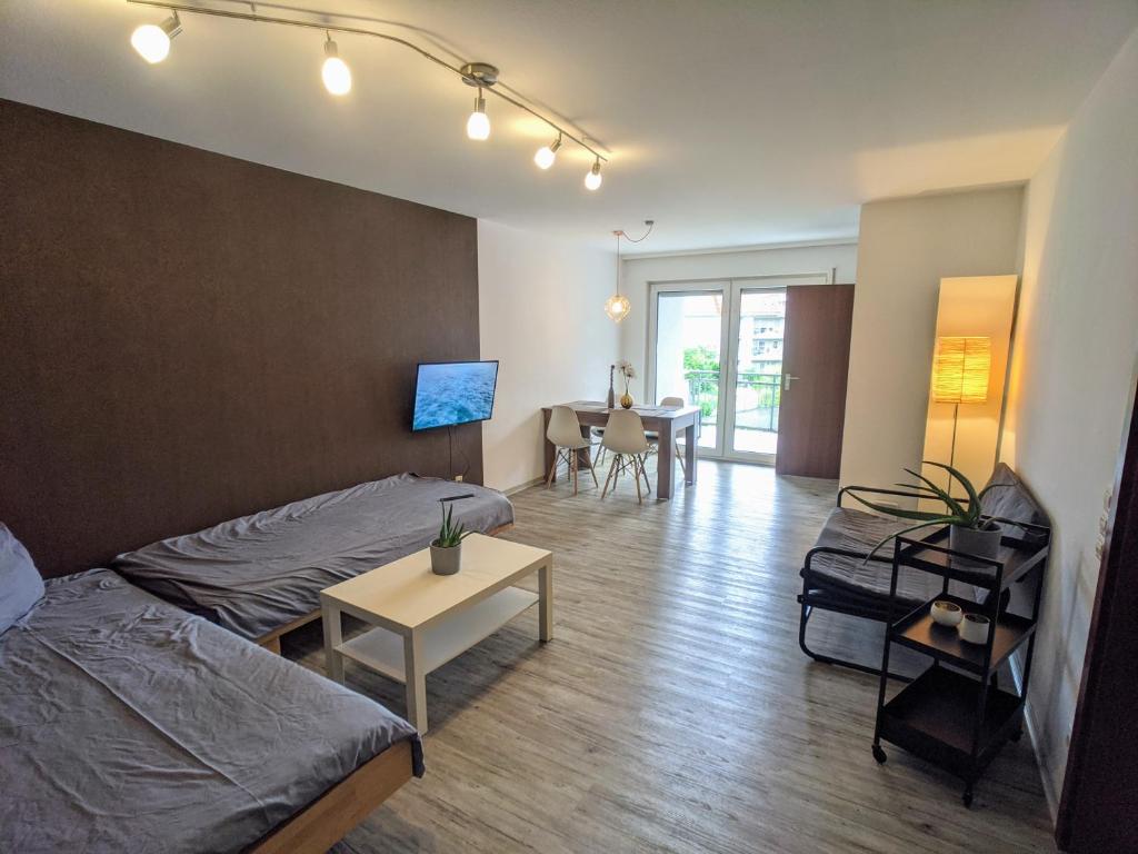 Sala de estar con cama y mesa en ideale Messe/Airport Wohnung 15min Fahrtweg en Kirchheim unter Teck