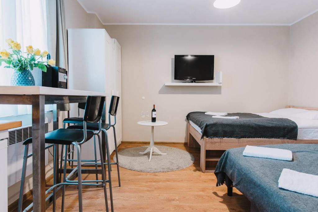 ein kleines Zimmer mit einem Bett, einem Tisch und Stühlen in der Unterkunft Sopot Host Stacja in Sopot