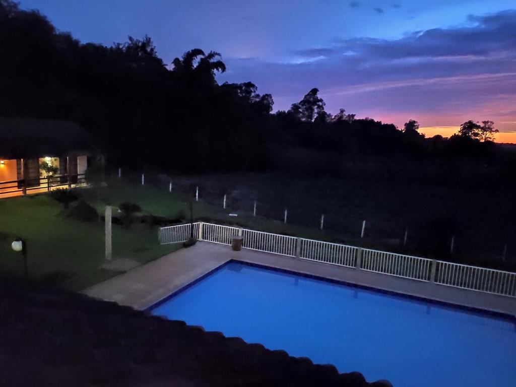 Bazén v ubytování Park Golf Hostel Ipelandia nebo v jeho okolí