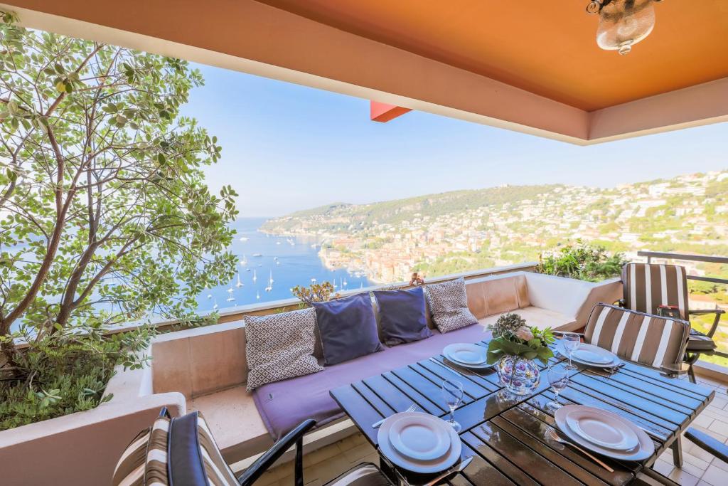 een woonkamer met een bank en een tafel bij RESIDENCE DU CAP AP2027 - Villefranche-sur-Mer, by Riviera Holiday Homes in Villefranche-sur-Mer