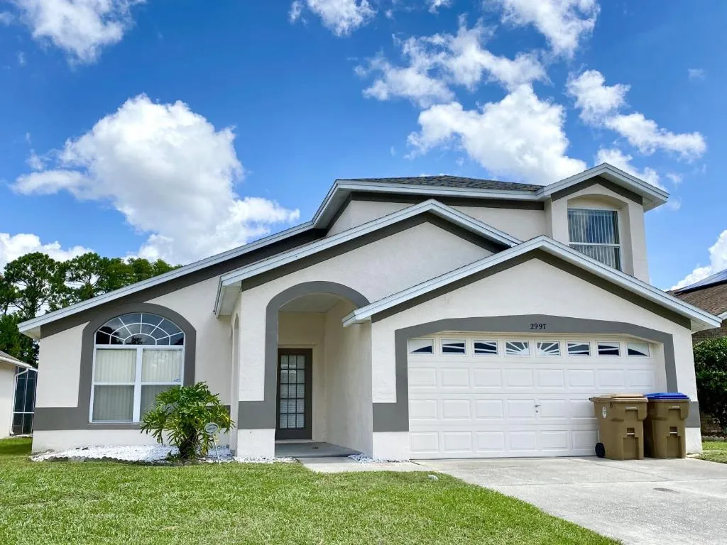 Vibrant and Chic Home w Private Pool & Lake View, Kissimmee, United States