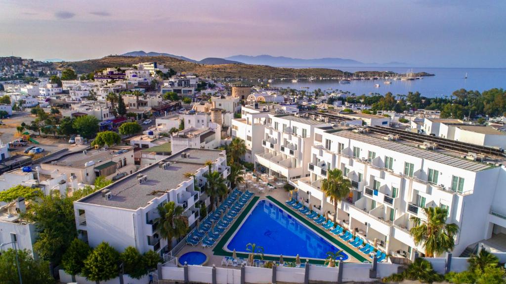 una vista aérea de una ciudad con edificios y una piscina en Club Shark Hotel, en Gümbet