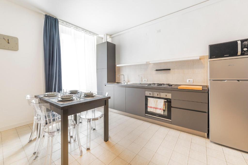 Kuchyňa alebo kuchynka v ubytovaní Roomy Apartment close to Subway M5!