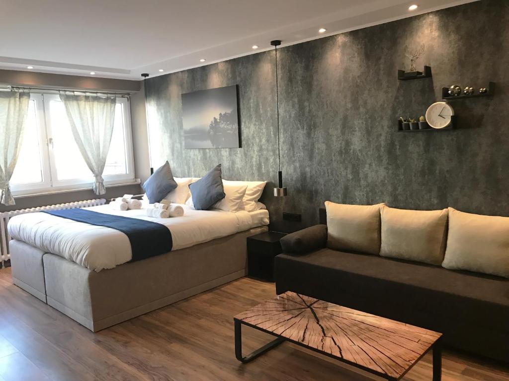 Mike's Four - Double Room With Shared Bathroom