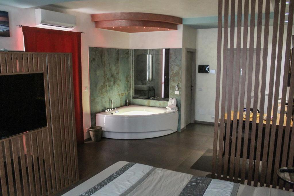 uma grande casa de banho com banheira num quarto em Garda Fantasy Apartment - JACUZZI em Desenzano del Garda