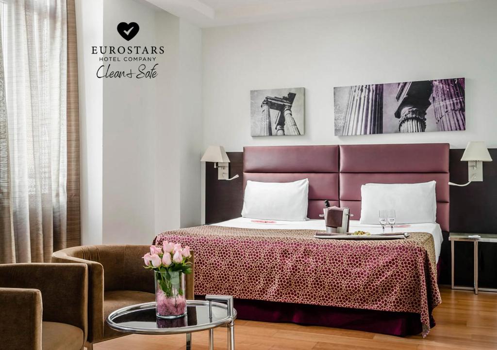 ローマにあるユーロスターズ ローマ アエテルナのベッドルーム1室(ベッド1台、椅子、テーブル付)