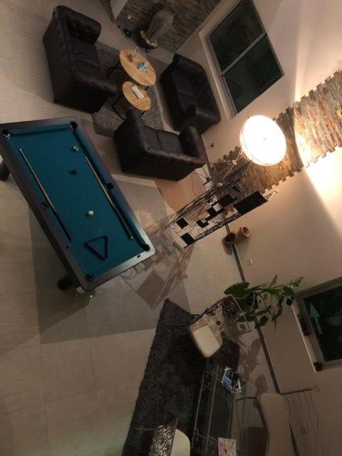Biliár nebo kulečník v ubytování Hôtel L'ange de la vallée