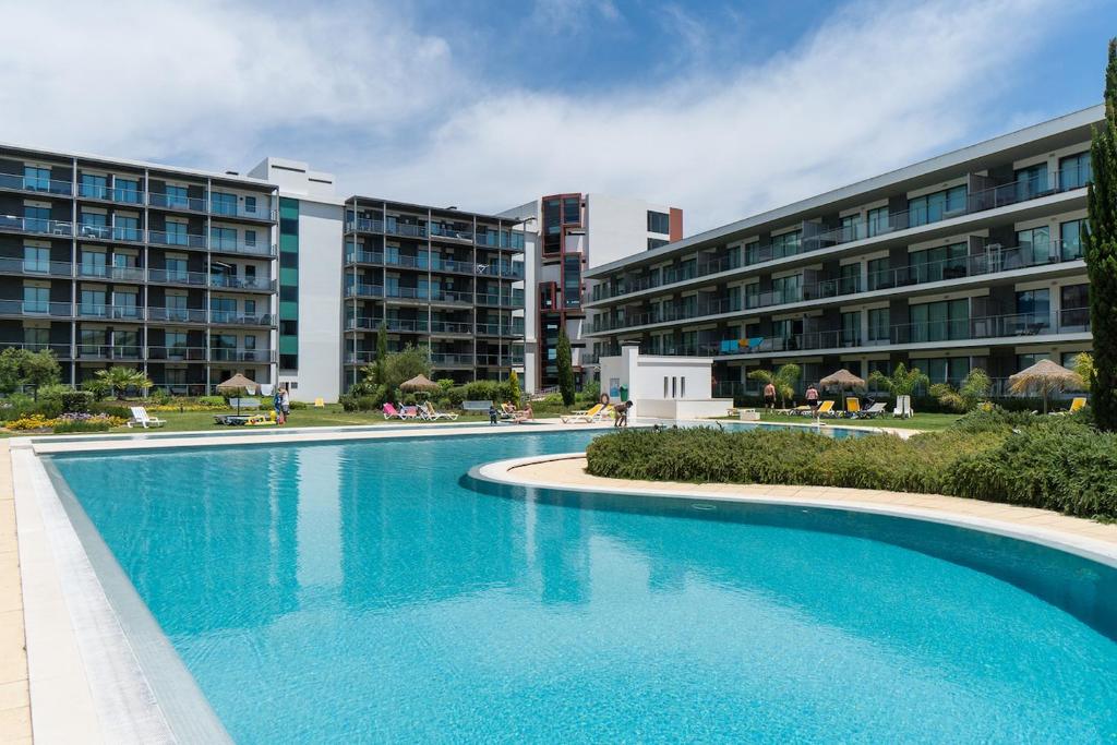 una gran piscina frente a un edificio en Akisol Vilamoura Garden, en Vilamoura