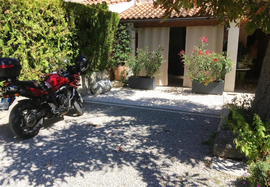 Fotografie z fotogalerie ubytování CHAMBRE CENTRE VILLE Coté soleil v destinaci Forcalquier