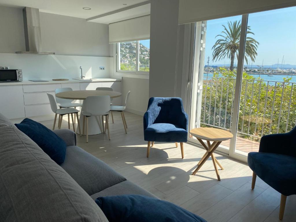 Кухня или мини-кухня в Apartaments Voramar Roses
