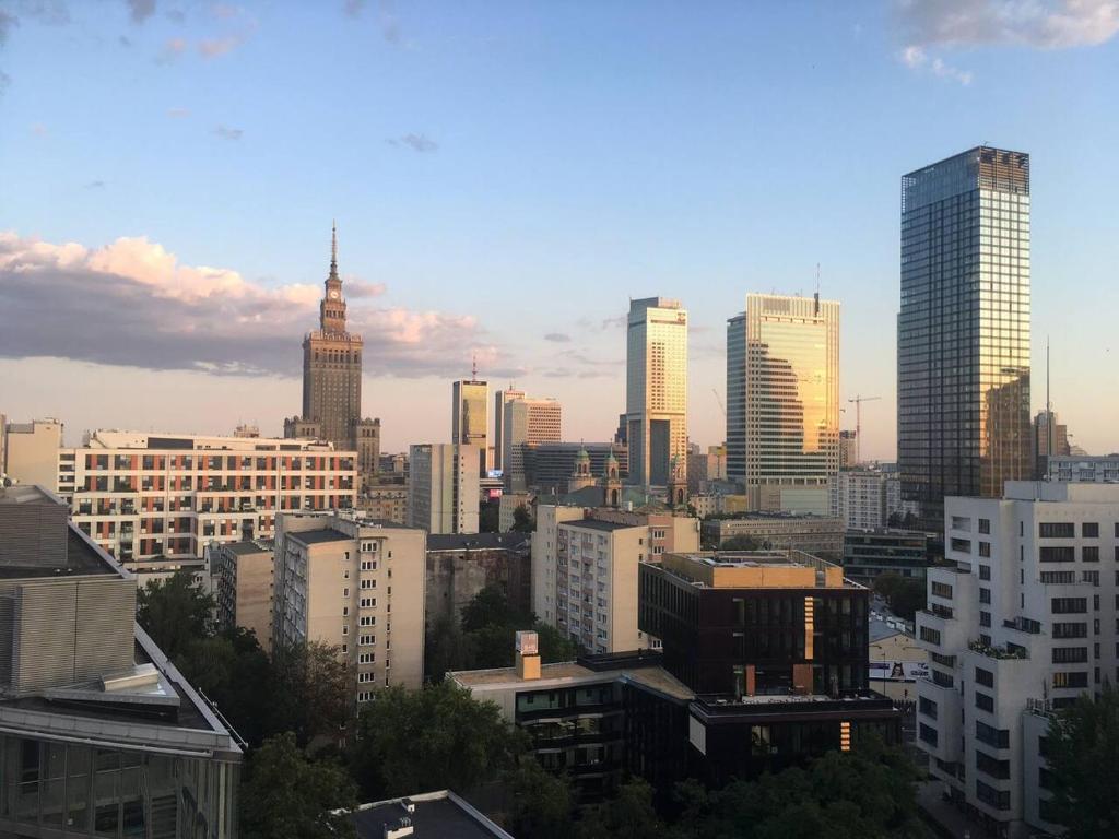 een uitzicht op de skyline van de stad met hoge gebouwen bij OhMyHome - View Apartment Grzybowska in Warschau