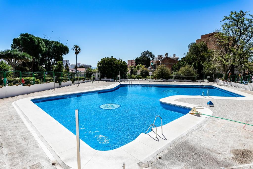 een groot zwembad met blauw water bij Apartamento Acuario 4 in Benalmádena