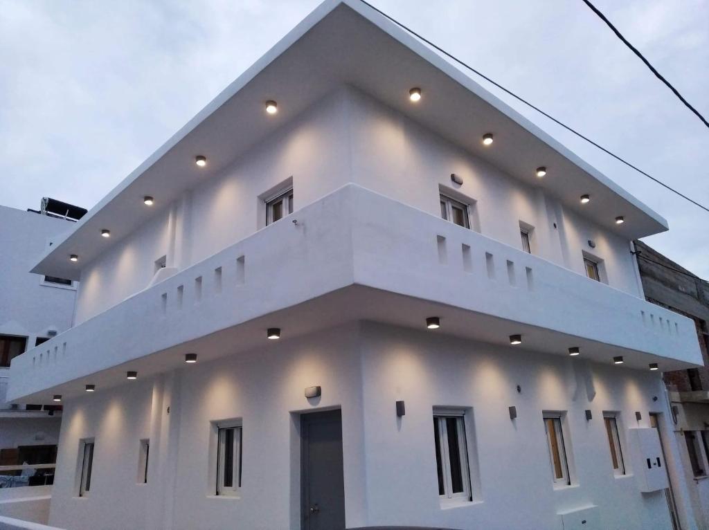 un gran edificio blanco con muchas ventanas en AZUR en Naxos