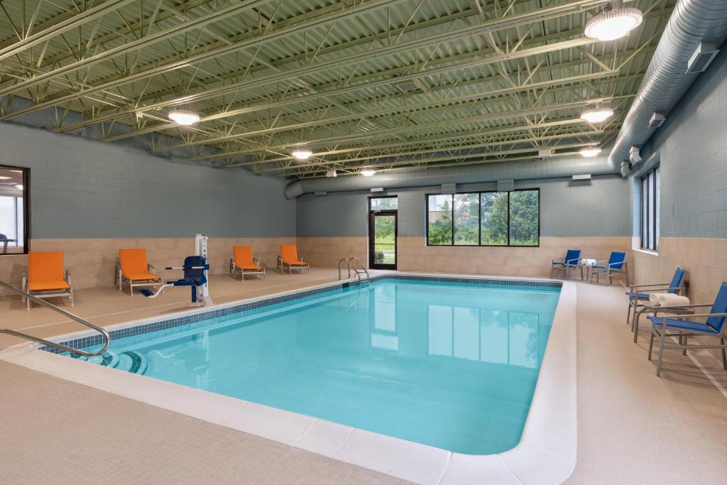 Bazén v ubytování Holiday Inn Express - Plattsburgh by IHG nebo v jeho okolí