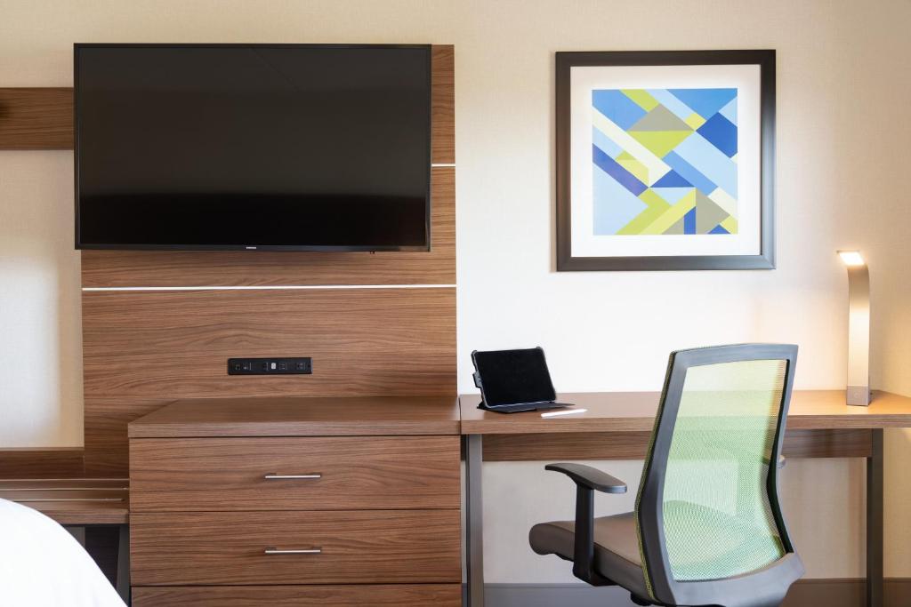 TV a/nebo společenská místnost v ubytování Holiday Inn Express - Plattsburgh by IHG