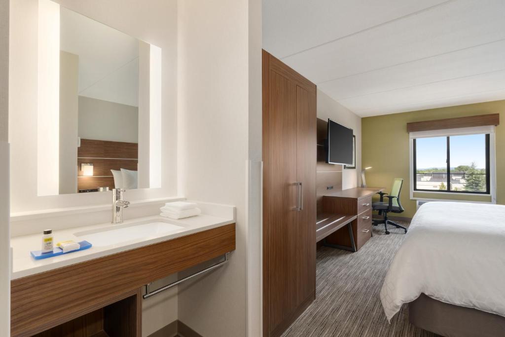 Postel nebo postele na pokoji v ubytování Holiday Inn Express - Plattsburgh by IHG