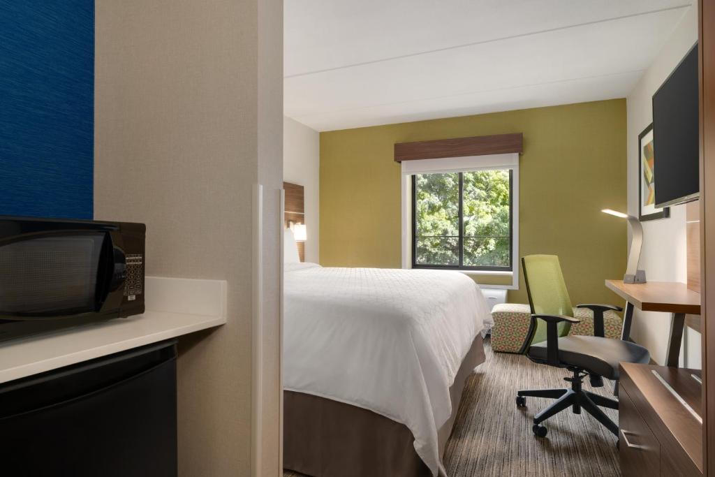 TV a/nebo společenská místnost v ubytování Holiday Inn Express - Plattsburgh by IHG